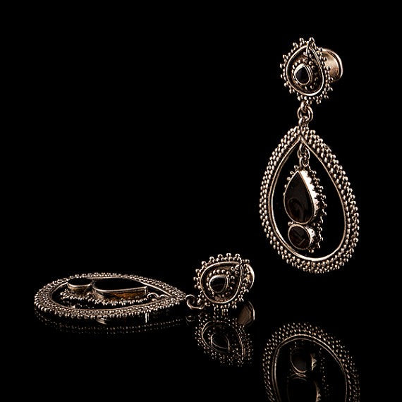 MAHARANI BLACK PEARL SHELL & WHITE METAL EAR TUNNELS | PLUGS