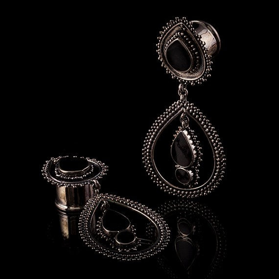 MAHARANI BLACK PEARL SHELL & WHITE METAL EAR TUNNELS | PLUGS
